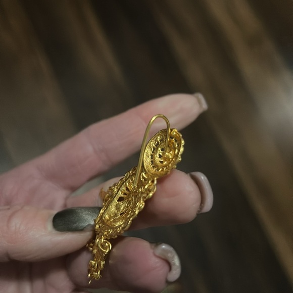 Elegant Gold Necklace Set - Picture 8 of 11